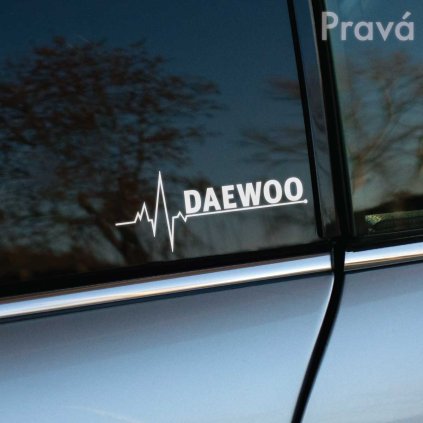 Na obrázku je detail bočného okna automobilu Daewoo s nálepkou "Daewoo" a motívom pulzovej čiary v bielej farbe. Táto nálepka vyniká na tmavom pozadí okna, dodávajúc vozidlu moderný a dynamický vzhľad. Ideálna pre majiteľov a fanúšikov značky Daewoo, ktorí chcú svoje auto personalizovať a zvýrazniť svoju vášeň pre túto automobilovú značku. Perfektný doplnok pre zvýraznenie štýlu a individuality vášho vozidla Daewoo.