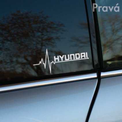 Štýlová nálepka Hyundai s EKG motívom na bočnom okne šedého auta Hyundai. Tento dizajnový prvok pridáva vozidlu moderný a jedinečný vzhľad, ideálny pre všetkých nadšencov značky Hyundai, ktorí chcú svojmu autu dodať osobitosť a charakter. Skvelý spôsob, ako personalizovať svoje auto a zvýrazniť svoju vášeň pre značku Hyundai.