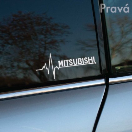 Nálepka na auto s nápisom "MITSUBISHI" a grafickým zobrazením EKG vlny je umiestnená na bočnom okne strieborného vozidla Mitsubishi. Táto elegantná a moderná nálepka dodáva autu jedinečný vzhľad a je ideálna pre fanúšikov značky Mitsubishi. Nálepka je umiestnená na pravom bočnom okne, čo zaručuje jej dobrú viditeľnosť a estetický doplnok pre vozidlo. Pozadie tvorí rozmazaná scenéria prírody, čo vytvára dojem pohybu a dynamiky, charakteristický pre vozidlá Mitsubishi.