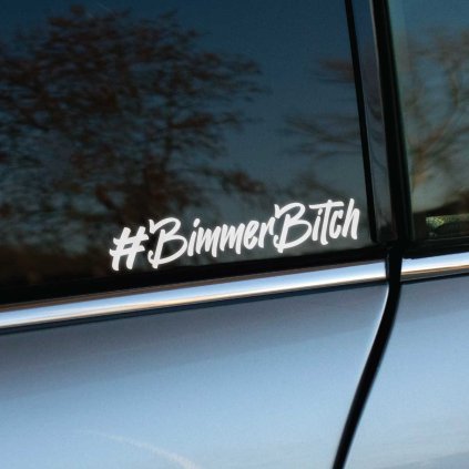 Plotrovaná nálepka s dynamickým písaným fontom v štýle hashtag, ktorú tvorí presný nápis v znení #BimmerBitch.