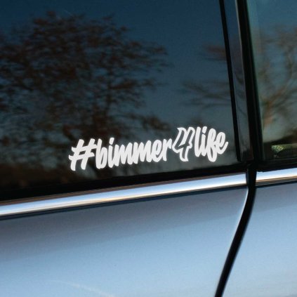 Plotrovaná nálepka na auto s nápisom #bimmer4life v modernom štýle písma, ideálna pre fanúšikov a majiteľov BMW.