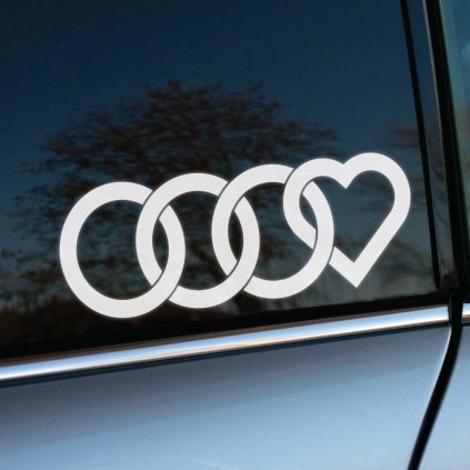 Originálna nálepka so štyrmi kruhmi, kde posledný prechádza do tvaru srdca – symbol vášne a oddanosti k značke Audi.