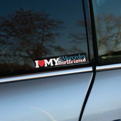 Samolepka na zadnom bočnom okne auta značky Mercedes s nápisom „I ❤️ MY Mercedes“ je originálnym a vtipným doplnkom pre každého milovníka tejto značky. Nápis je spracovaný v modernom štýle, kde slovo "Girlfriend" je prečiarknuté a nahradené slovom "Mercedes", čo dodáva autu osobitý charakter a šmrnc. Perfektná voľba pre tých, ktorí chcú vyjadriť svoju vášeň k svojmu autu.
