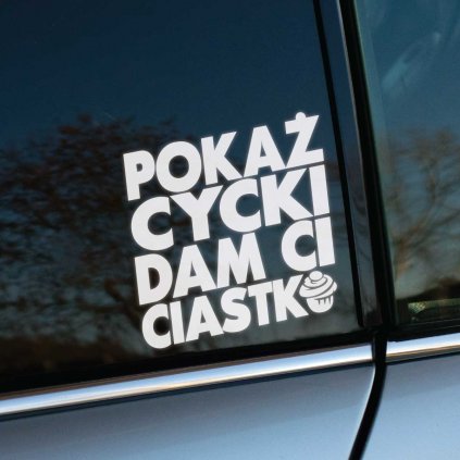 Táto vtipná nálepka s textom „Pokaż cycki, dam ci ciastko“ a malou ikonou muffinu na zadnom okne auta je určite provokatívnym a hravým doplnkom. Dizajn spája humor s nápaditosťou a určite upúta pozornosť okoloidúcich. Ideálna pre tých, ktorí majú zmysel pre zábavu a chcú svojmu vozidlu dodať odvážny a nezameniteľný charakter.