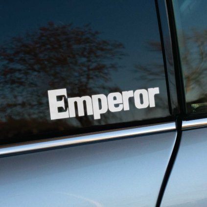 Nálepka s nápisom „Emperor“ je ikonickým odkazom na kultový japonský seriál *Initial D*, kde reprezentuje tím pretekárov z Akiny špecializujúcich sa na závody do vrchu. Táto nálepka je perfektnou voľbou pre fanúšikov *Initial D*, ktorí chcú vzdať poctu postave Kyouichiho Suda a jeho tímu Emperor, známeho svojimi špeciálne upravenými Mitsubishi Lancer EVO. Skvelý doplnok pre každé auto, ktorý okamžite spozná každý milovník japonskej automobilovej kultúry a driftovania.
