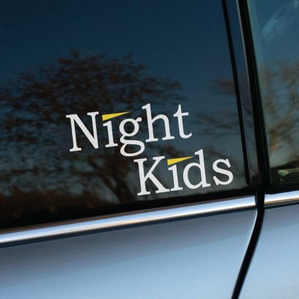 Nálepka „Night Kids“ je inšpirovaná tímom z anime *Initial D*, ktorého členovia sú známi svojimi nočnými závodmi na horských cestách. V tíme vynikajú pretekári ako Takeshi Nakazato, jazdiaci na čiernom Nissan Skyline GT-R, ktorý sa sústreďuje na precíznu kontrolu a techniku. Táto nálepka pridá vášmu vozidlu nádych adrenalínu a je ideálna pre fanúšikov *Initial D*, ktorí oceňujú japonskú automobilovú kultúru a nočné závodenie.