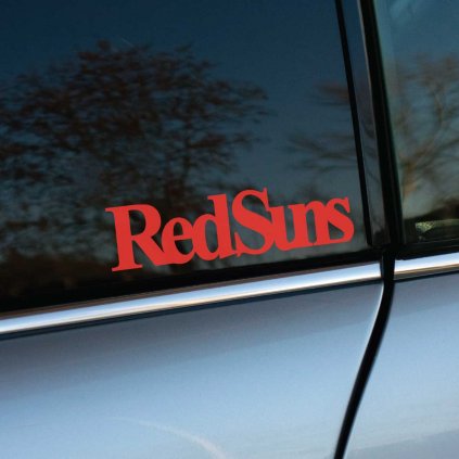 Nálepka „RedSuns“ je dokonalým odkazom na legendárny tím z anime *Initial D*, vedený Ryosukem a Keisukem Takahashiovými, ktorí sú známi svojimi Mazda RX-7. Tento tím pretekárov z Akiny sa špecializuje na rýchlostné závody do vrchu a predstavuje špičku japonskej tuningovej scény. Nálepka je ideálnym doplnkom pre fanúšikov *Initial D* a JDM kultúry, ktorí chcú vzdať hold jednej z najikonickejších skupín v tomto svete.