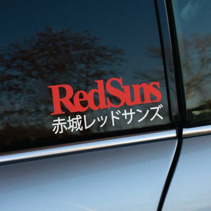 Nálepka „RedSuns“ je poctou legendárnemu tímu z anime *Initial D*, ktorému velia bratia Takahashiovci – Ryosuke a Keisuke. Tento tím, známy svojimi pretekmi v Akine a špičkovými jazdnými schopnosťami, jazdí na vozidlách Mazda RX-7 a patrí medzi najuznávanejšie skupiny v sérii. Nálepka s japonským nápisom dodáva vozidlu autentický JDM štýl a je ideálna pre fanúšikov, ktorí chcú vzdať hold kultovej tuningovej scéne *Initial D*.