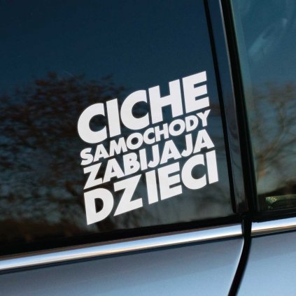 Táto nálepka s nápisom „Ciche samochody zabijają dzieci“ na zadnom okne auta je výstražným a zároveň provokatívnym vyjadrením. Dizajn upozorňuje na nebezpečenstvo tichých vozidiel, ako sú napríklad elektromobily, ktoré môžu byť menej počuteľné a predstavovať hrozbu pre deti. Nálepka má jasný, silný font, ktorý zaručuje, že posolstvo bude čitateľné a upúta pozornosť. Tento dizajn je ideálny pre tých, ktorí chcú zvýšiť povedomie o bezpečnosti na cestách a pridať svojmu vozidlu spoločensky angažovaný nádych.