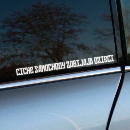 Nálepka na auto s nápisom v poľštine „Ciche samochody zabijają dzieci“ (v preklade „Tiché autá zabíjajú deti“) je umiestnená na okne šedého vozidla. Výrazný biely text na tmavom pozadí upozorňuje na problém nebezpečenstva nehlučných áut pre chodcov, najmä deti. Táto nálepka je vhodná pre vodičov, ktorí chcú zvýšiť povedomie o bezpečnosti v premávke a upozorniť na riziká tichých elektrických vozidiel.