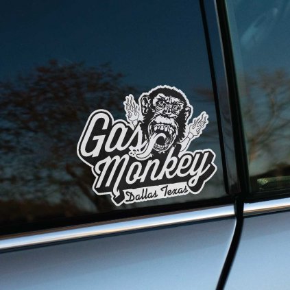 Tlačená nálepka na auto s logom Gas Monkey, vyplazeným jazykom opice a nápisom Dallas Texas v retro štýle.