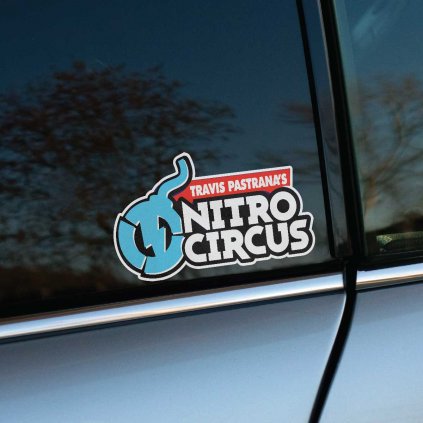 Tlačená nálepka s logom Travis Pastrana’s Nitro Circus, dynamický dizajn pre fanúšikov adrenalínu a extrémnych športov.