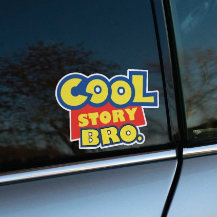 Vtipná nálepka na auto s textom „Cool Story Bro.“, inšpirovaná komiksovým štýlom, je nalepená na okne šedého auta. Je ideálna na vyjadrenie ironického alebo hravého postoja majiteľa vozidla a zároveň dodáva autu originálny a zábavný prvok. Táto pútavá nálepka s farebnými písmenami na modrom, červenom a žltom pozadí zaručene zaujme ostatných vodičov aj chodcov. Perfektný doplnok pre tých, ktorí chcú svojmu autu dodať osobitosť a humor.