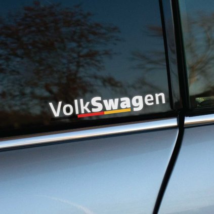 Plotrovanánálepka s nápisom VolkSwagen v jednom riadku, ktorú podčiarkuje tenká linka vo farbách nemeckej štátnej vlajky.
