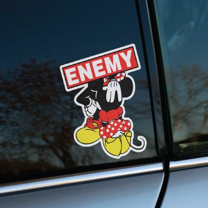 Tlačená nálepka na auto s paródiou kreslenej postavičky a nápisom „ENEMY“, street-art štýl s rebelantským podtónom.