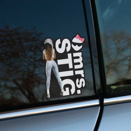 Tlačená nálepka na auto s nápisom „Mrs. Stig“ a postavou ženy v prilbe, doplnená ružovou mašličkou.