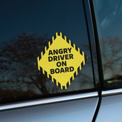 Na obrázku je výrazná žltá nálepka na bočnom okne auta s textom „Angry Driver on Board“ v čiernej farbe, obklopená čierno-žltým pruhovaným rámikom. Táto nálepka slúži ako vtipné, ale aj varovné upozornenie pre ostatných vodičov, že za volantom tohto vozidla je niekto, kto môže mať sklony k impulzívnejšiemu šoférovaniu. Vďaka svojmu pútavému dizajnu a jasným farbám je nálepka dobre viditeľná a okamžite upúta pozornosť na cestách. Perfektný doplnok pre vodičov, ktorí chcú dať ostatným najavo, aby si udržali odstup.