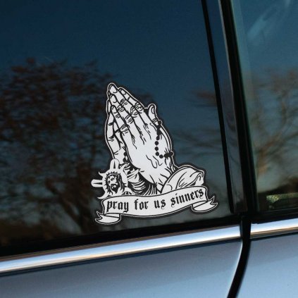 Plotrovaná nálepka na auto so spojenými rukami v modlitbe, ružencom, hlavou Krista a nápisom „pray for us sinners“.