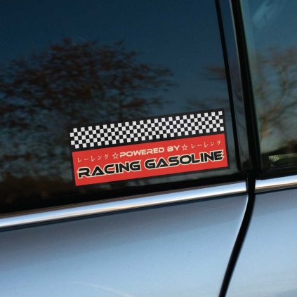 Tlačená nálepka na auto s nápisom "Powered by Racing Gasoline", šachovnicovým vzorom a japonskými znakmi, ideálna pre fanúšikov rýchlosti a motorsportu.