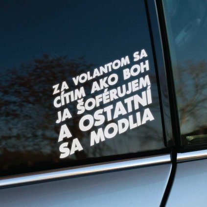 Plotrovaná nálepka s vtipným textom: „Za volantom sa cítim ako Boh, ja šoférujem a ostatní sa modlia.“ Štýlový doplnok na auto.