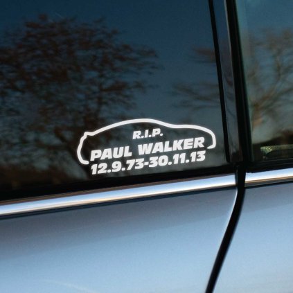 Plotrovaná nálepka na auto s obrysom športového auta, textom R.I.P. Paul Walker a dátumami narodenia a úmrtia.