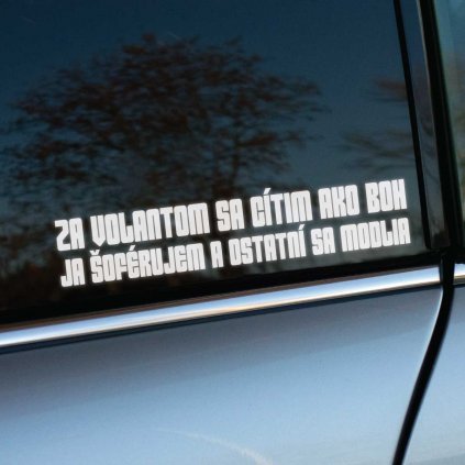 Plotrovaná nálepka s humorným textom: „Za volantom sa cítim ako Boh, ja šoférujem a ostatní sa modlia.“ Vhodná na zadné sklo auta.