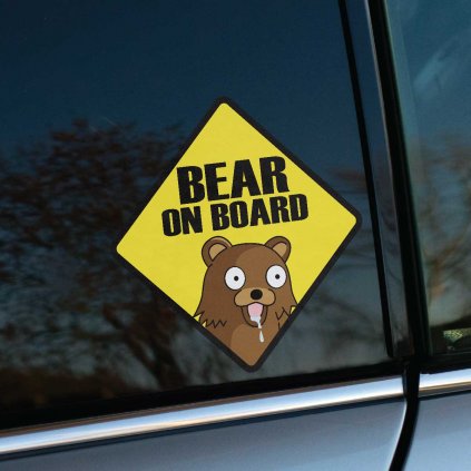 Tlačená nálepka na auto s nápisom „Bear on board“ a kresleným medveďom, zábavný motív vo výstražnom diamantovom tvare.