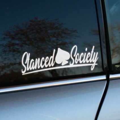 Plotrovaná nálepka na auto „Stanced Society“ s motívom listu piky, určená pre fanúšikov nízkych a širokých áut.