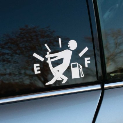 Plotrovaná nálepka na auto so zábavným motívom ukazovateľa paliva, kde postava ťahá ručičku smerom k plnej nádrži.