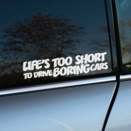 Plotrovaná nálepka Life's too short to drive boring cars v dynamickom písme, výstižná nálepka na auto proti nudným autám.