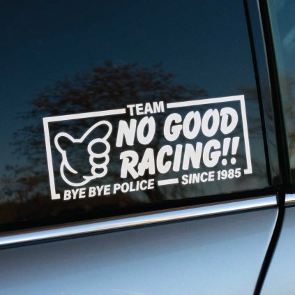 Samolepka na auto s nápisom „Team No Good Racing!!“ doplnená o frázy „Bye Bye Police“ a „Since 1985“ a symbolom ruky je ikonickým prvkom japonskej JDM kultúry. Táto biela nálepka na tmavom okne auta odkazuje na legendárnu japonskú pouličnú pretekársku skupinu No Good Racing, ktorá je známa svojimi nočnými pretekmi a drzým prístupom k autoritám. Dizajn pôsobí odvážne a autenticky, čo ho robí ideálnym pre fanúšikov tuningu a pouličného závodenia, ktorí chcú svojmu vozidlu dodať jedinečný štýl s nádychom japonskej automobilovej subkultúry.