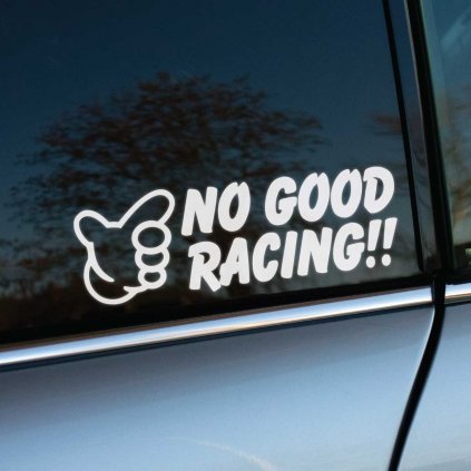 Biela samolepka na auto s textom „No Good Racing!!“ a ikonickým symbolom ruky je populárnym doplnkom medzi fanúšikmi JDM a japonskej pouličnej pretekárskej kultúry. „No Good Racing“ je názov legendárnej japonskej ilegálnej pretekárskej skupiny, ktorá je známa svojím rebelantským štýlom a adrenalínovými nočnými jazdami. Samolepka vyniká na tmavom okne vozidla a pridáva autu jedinečný, odvážny vzhľad, ideálny pre tých, ktorí chcú vyjadriť svoju náklonnosť k japonskému tuningovému štýlu a pretekárskej scéne.