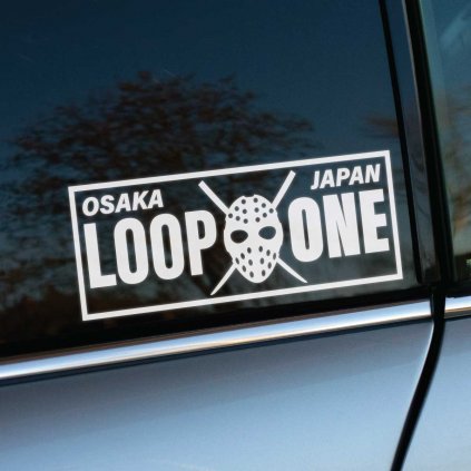 Plotrovaná nálepka s obdĺžnikovým rámom, nápisom OSAKA LOOP ONE JAPAN a hokejovou maskou Jasona Voorheesa s prekríženými mečmi.