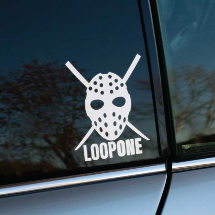 Samolepka na auto s ikonickou hokejovou maskou, za ktorou sú prekrížené samurajské meče, a nápisom „LOOPONE“ je perfektným doplnkom pre fanúšikov JDM kultúry a driftovania. „Loop One“ odkazuje na populárnu driftovaciu trať v Japonsku pri hore Fuji, ktorá je známa medzi nadšencami upravovaných áut a driftu. Biela farba dizajnu perfektne vyniká na tmavom okne auta a dodáva vozidlu agresívny, no štýlový vzhľad. Ideálne pre tých, ktorí chcú vyjadriť svoju vášeň pre japonskú tuningovú scénu a ozdobiť svoje auto originálnou samolepkou s hlbokým významom v JDM komunite.