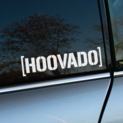 Plotrovaná nálepka s horizontálnym nápisom v hranatých zátvorkách, ktorý obsahuje text v presnom znení [HOOVADO].