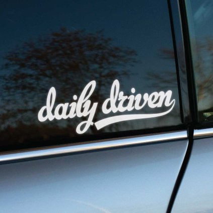 Plotrovaná nálepka daily driven s plynulým rukopisným fontom, decentná nálepka na auto pre každodenné vozenie.