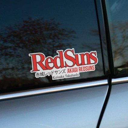 Samolepka na auto „RedSuns“ s nápisom „Akagi RedSuns“ a menom „Keisuke Takahashi“ odkazuje na slávny tím pretekárov z anime a manga série *Initial D*. Skupina Akagi RedSuns je známa svojimi schopnosťami v horských pretekoch a vedie ju talentovaný Ryosuke Takahashi spolu s bratom Keisukem, ktorí sú ikonickými postavami JDM kultúry. Dizajn v červenej farbe symbolizuje rýchlosť a vášeň pre pretekanie, vďaka čomu sa táto samolepka stáva ideálnym doplnkom pre každého fanúšika *Initial D* a milovníka pouličných závodov.