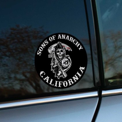 Tlačená nálepka na auto s logom Sons of Anarchy, lebka s kosou a nápisom California v kruhovom čiernom dizajne.