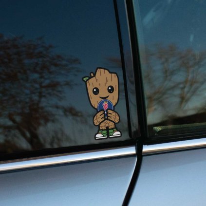 Tlačená nálepka s Grootom a logom Saab. Štýlový a originálny motív pre majiteľov a fanúšikov značky Saab.