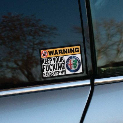 Tlačená nálepka obdĺžnikového tvaru s výstrahou KEEP YOUR FUCKING HANDS OFF MY ALFA ROMEO a preškrtnutým symbolom ruky.