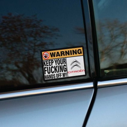 Tlačená nálepka obdĺžnikového tvaru s varovaním KEEP YOUR FUCKING HANDS OFF MY CITROEN a preškrtnutým symbolom ruky pre dôraz.