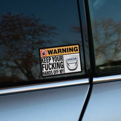 Tlačená obdĺžniková nálepka s textom KEEP YOUR FUCKING HANDS OFF MY DACIA a preškrtnutým symbolom ruky ako jasné varovanie.