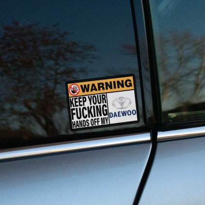 Tlačená nálepka obdĺžnikového tvaru s výstrahou KEEP YOUR FUCKING HANDS OFF MY DAEWOO a preškrtnutým symbolom ruky pre zdôraznenie.