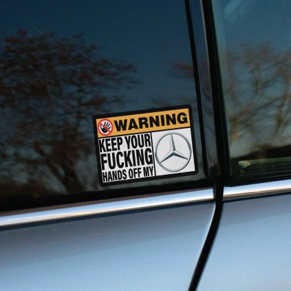 Tlačená obdĺžniková nálepka s výstražným textom KEEP YOUR FUCKING HANDS OFF MY MERCEDES a výrazným preškrtnutým symbolom ruky.