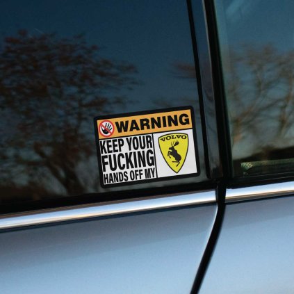 Tlačená obdĺžniková nálepka s textom KEEP YOUR FUCKING HANDS OFF MY VOLVO, doplnená o preškrtnutý symbol ruky a siluetu losa.