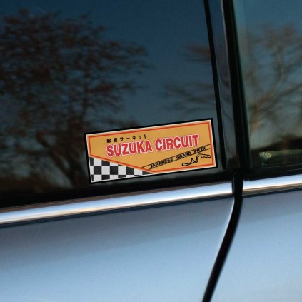 Tlačená nálepka na auto s logom Suzuka Circuit a motívom závodnej vlajky, ideálna pre fanúšikov japonských tratí.