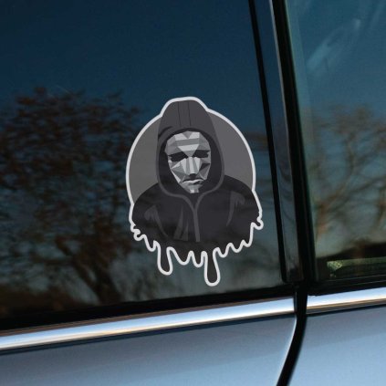 Tlačená nálepka na auto s motívom postavy Front Mana zo Squid Game, v kapucni a maske s tmavým geometrickým dizajnom.