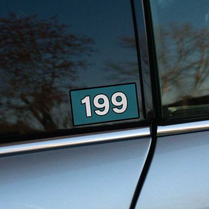 Tlačená nálepka na auto s číslom 199 v štýle Squid Game, biely text na tmavomodrom pozadí s tenkým čiernym rámom.