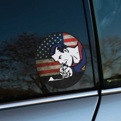 Tlačená nálepka s postavou v superhrdinskom štýle pred vlajkou USA, karikatúrne spracovanie s tematikou pop-art.