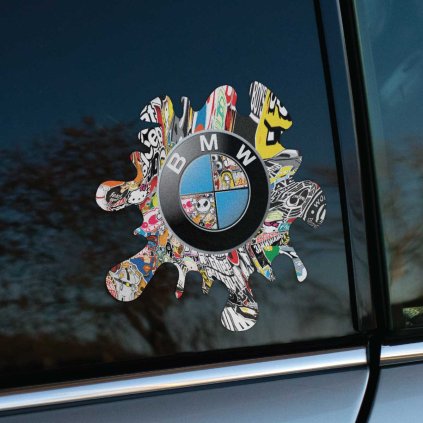 Tlačená nálepka na auto v tvare atramentovej škvrny s farebným stickerbomb motívom a logom BMW uprostred, výrazný tuning doplnok.